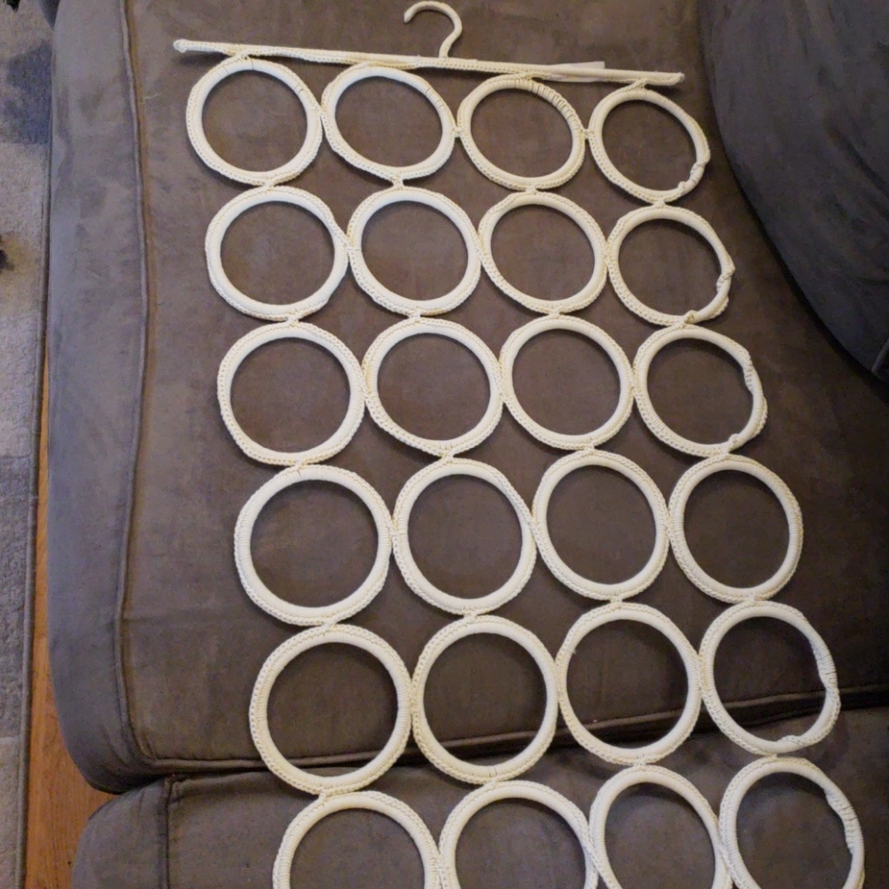 Belt an scarf organizer